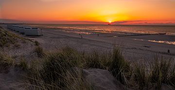 Sonnenuntergang am Strand bei Cadzand. von Wouter Van der Zwan