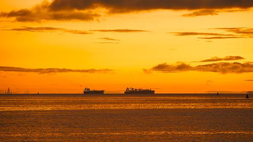 Zonsondergang met schepen bij Golf van Paria, Trinidad, Port of spain