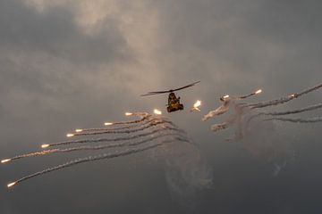 Un IAR-330 Puma de l'armée de l'air roumaine tire des fusées éclairantes lors d'un spectacle aérien  sur Jaap van den Berg