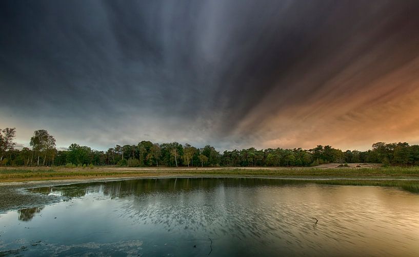 Wolken bij zonsondergang, Boswachterij Dorst, Nederland van Sebastian Rollé - travel, nature & landscape photography