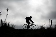Spaarndammerdijk bij Halfweg Silhouet fietser Racefietser van Pieter Siemers thumbnail