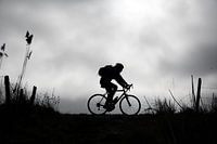 Spaarndammerdijk bij Halfweg Silhouet fietser Racefietser