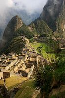 Machu Picchu bij zonsopgang in de mist
