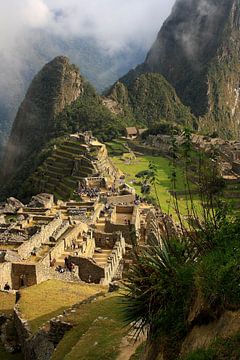 Machu Picchu bij zonsopgang in de mist van Thomas Zacharias