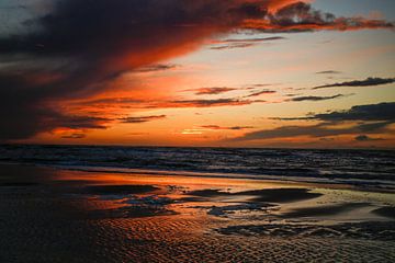 Zandvoortse zonsondergang van Monique van Middelkoop