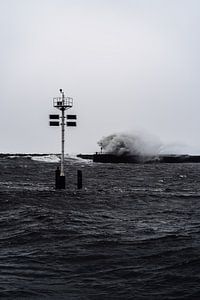 Golven breken op Noordelijk Havenhoofd Scheveningen 2022 van Jonai