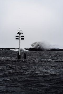 Golven breken op Noordelijk Havenhoofd Scheveningen 2022