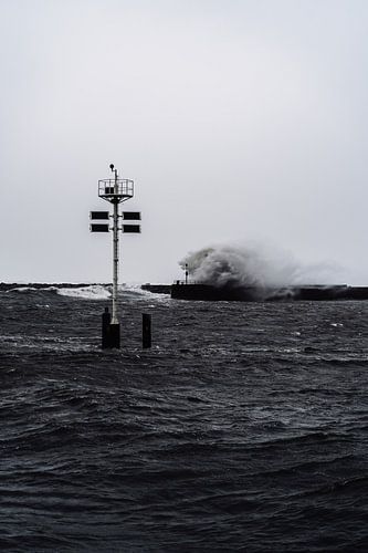 Wellen brechen am Noordelijk Havenhoofd Scheveningen 2022