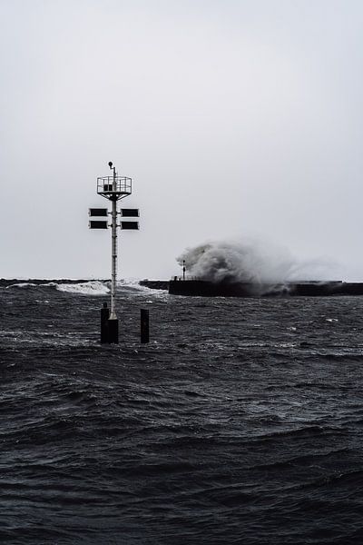 Les vagues se brisent sur le Noordelijk Havenhoofd Scheveningen 2022 par Jonai