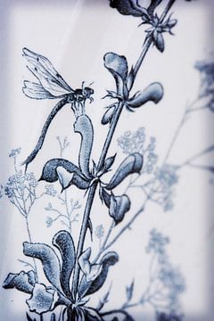 Frans bordje met libelle, detail blauw met wit van Blond Beeld