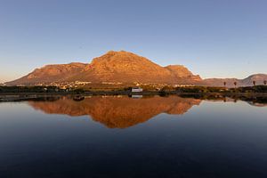 Berg in de spiegel bij Kaapstad van Dennis Eckert