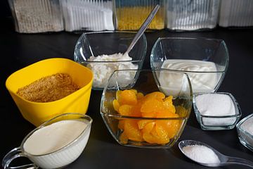 Zutaten für ein Dessert mit Joghurt, Frischkäse