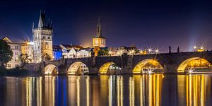 Nächtliche Impression der Karlsbrücke mit Altstädter Brücken