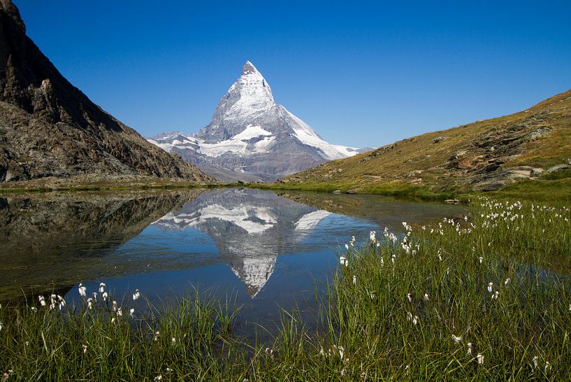 De Matterhorn spiegelend in de Riffelsee in het prachtige Zwitserland von Paul Wendels
