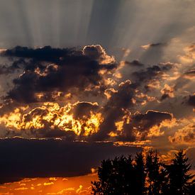 Sun behind the clouds sur Roy Kosmeijer