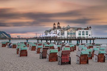 Seebrücke sur la plage de Sellin au coucher du soleil sur Markus Lange