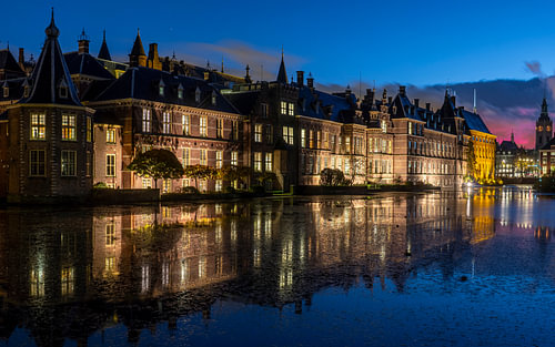 Het Binnenhof in het blauwe uur