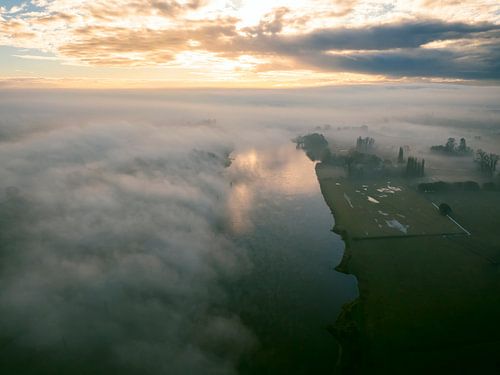 Mistige IJssel vanuit de lucht tijdens de herfst