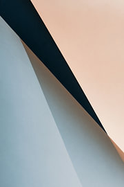 Doux plis dans les tons pêche et bleu-gris — composition 2