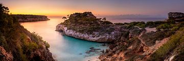 Baai op Mallorca in het zachte ochtendlicht. van Voss Fine Art Fotografie