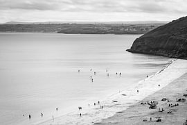 Auf dem Wasser – Bucht in Cornwall in Schwarz-Weiß von AIM52 Shop