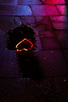 Nacht über St. Pauli: Reflektierte Neon-Herzen von Nils Steiner