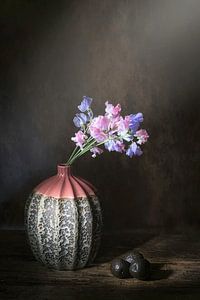 Stilleben mit Lathyrus und Passionsfrucht.