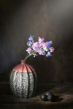 Stilleven met Lathyrus en passievruchten. van Saskia Dingemans Awarded Photographer