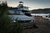 Une vieille Peugeot échouée sur le chantier naval grec de Poros