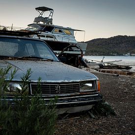 Une vieille Peugeot échouée sur le chantier naval grec de Poros sur Michiel de Groot