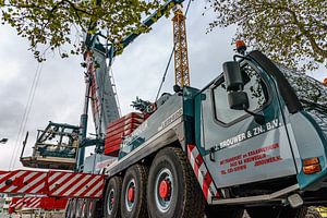 Ein Liebherr LTM 1500 8.1 bei der Arbeit in Leidschendam.