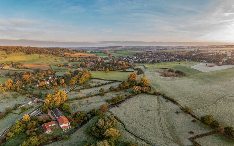 Luchtfoto van de zonsopkomst in Mechelen in Zuid-Limburg van John Kreukniet