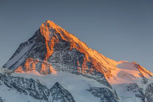 Rotes Berglühen an der verschneiter winterlicher Dent Blanche