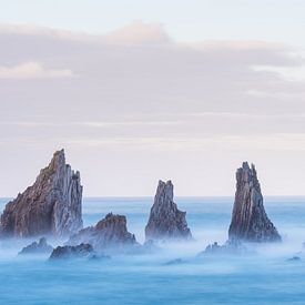 Onstuimige golven beuken op de rotsen voor de kust van Asturië van Sandy Spaenhoven Photography