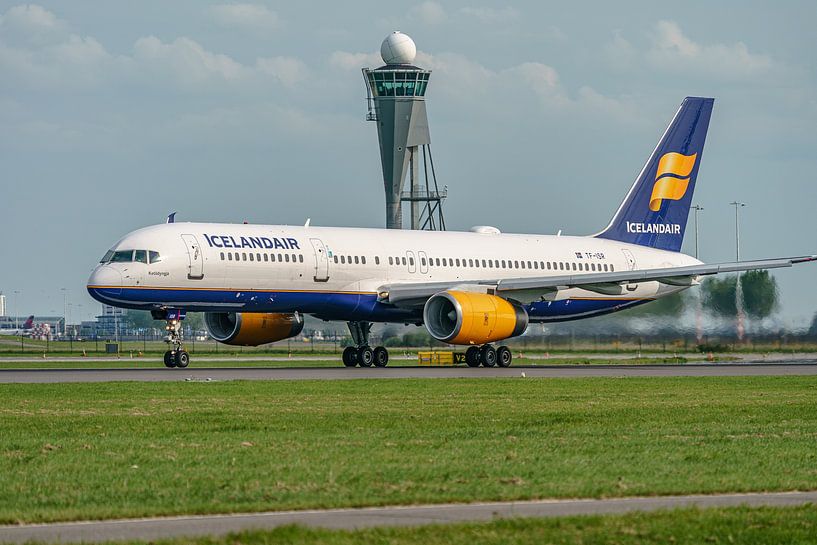 Die abfliegende Boeing 757-200 von Icelandair. von Jaap van den Berg