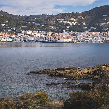 Uitzicht op het prachtige dorp Port de la Selva in Catalonië