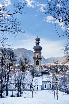 Impression hivernale de Bruneck avec l'église Rainkirche