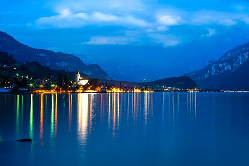Uitzicht over het meer van Brienz naar Niederried bij Interlaken op het blauwe uur met