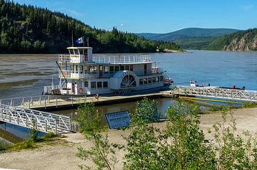 Ferry à roues à aubes près de Dawson City Canada sur Mel van Schayk