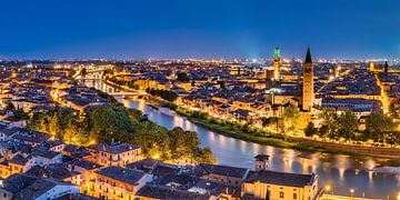 Skyline van de stad Verona in Italië 's avonds van Voss fotografie