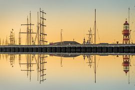 Sonnenuntergang am Hafen von Harlingen an einem ruhigen Sommerabend von Harrie Muis