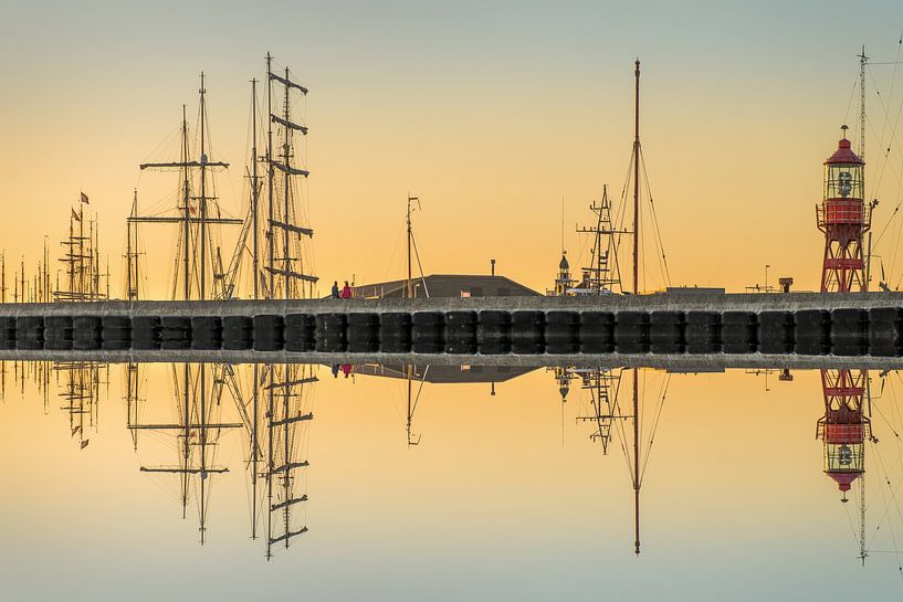 Coucher de soleil sur le port de Harlingen par une tranquille soirée d'été par Harrie Muis