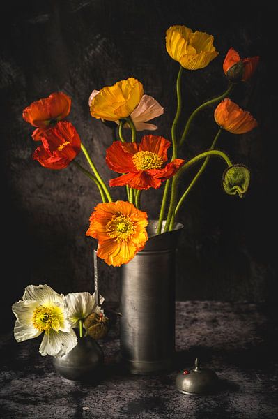 Zinnkrug mit roten und orangefarbenen Mohnblumen oder Mohnblumen von Mevrouw KiekkieK