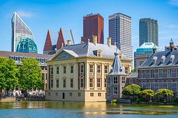 De Haagse Hofvijver met de regeringsgebouwen op het Binnenhof