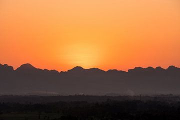 zonsondergang over de bergen