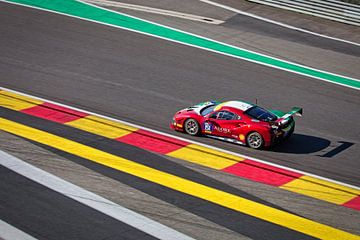 Ferrari SF90 Stradale auf der Rennstrecke von Francorchamps von Rob Boon