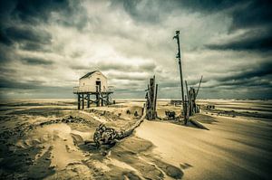 After the Storm, Drenkelingenhuisje (Strandhaus) von Nanouk el Gamal - Wijchers (Photonook)