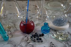 Kokosnusslikör-Rum-Johannisbeersirup-Cocktail