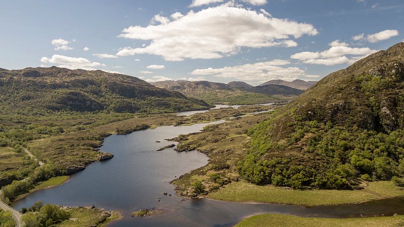 Luftaufnahme eines Sees in der Nähe des Ring of Kerry in Irland von Robin Jongerden