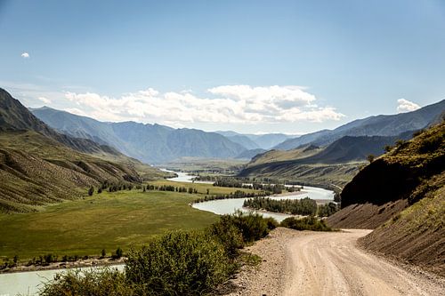 rivier kronkelt door de vallei